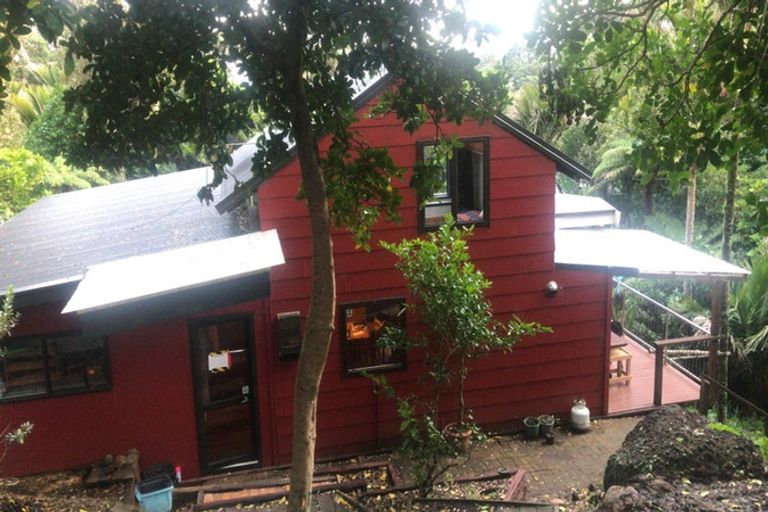 Photo of property in 53 Rayner Road, Piha, New Lynn, 0772