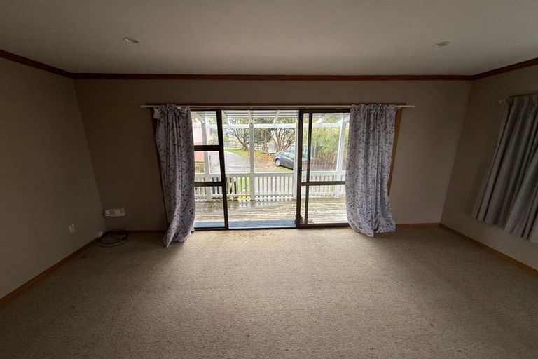 Photo of property in 2/521 Glenfield Road, Glenfield, Auckland, 0629