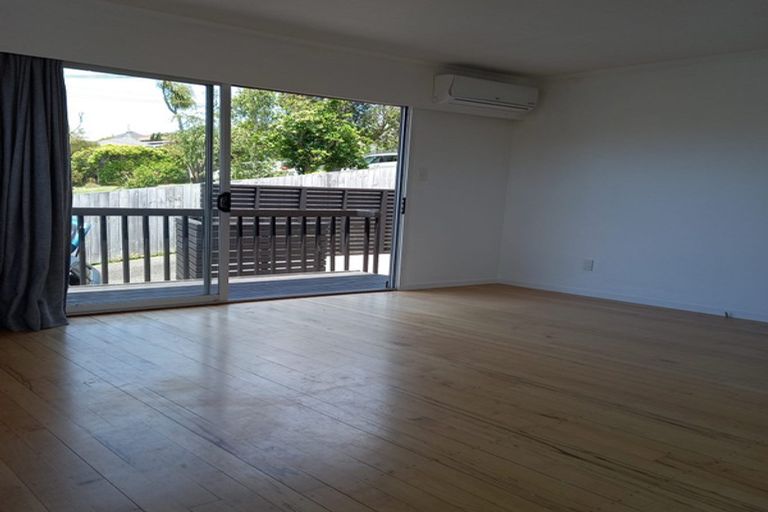 Photo of property in 1/20 Penning Road, Castor Bay, Auckland, 0620