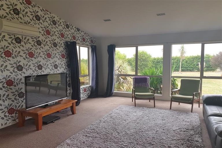 Photo of property in 75 Waikawa Beach Road, Manakau, Levin, 5573