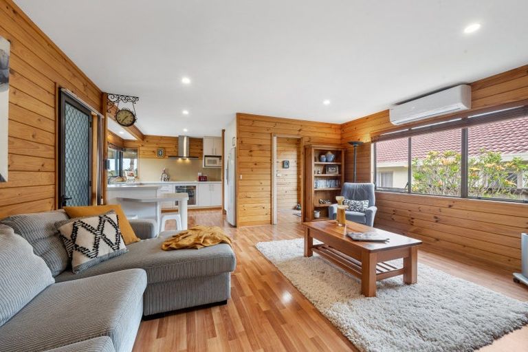 Photo of property in 18 Lochend Place, Highland Park, Auckland, 2010