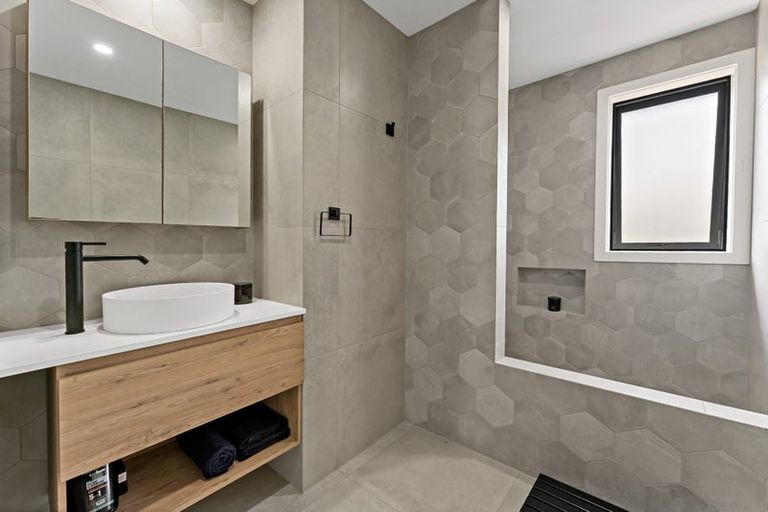 Photo of property in 2 Tollana Road, Te Atatu Peninsula, Auckland, 0610