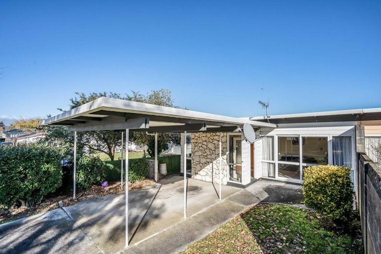 Photo of property in 2 Hollows Crescent, Takaro, Palmerston North, 4412