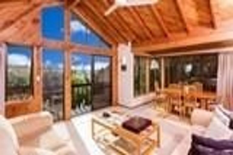 Photo of property in 3 Beulah Avenue, Rothesay Bay, Auckland, 0630