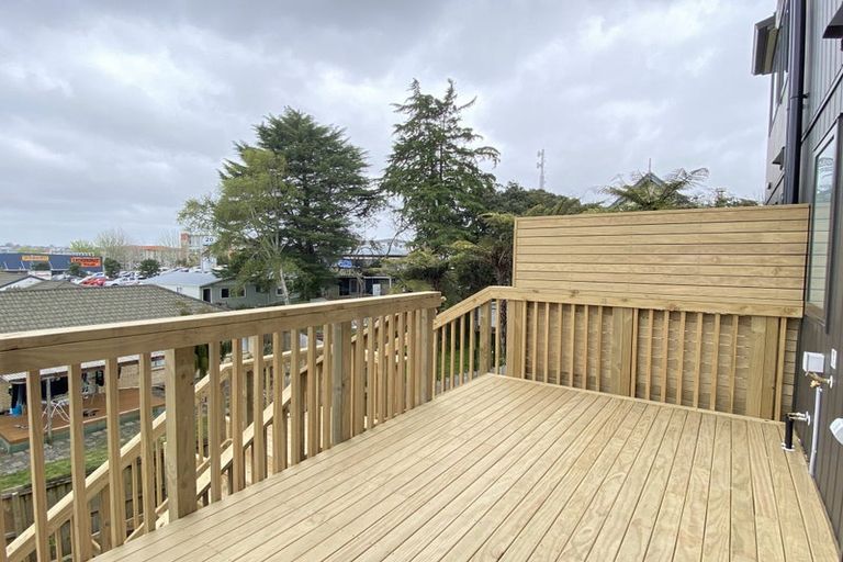 Photo of property in 17b Buscomb Avenue, Henderson, Auckland, 0610