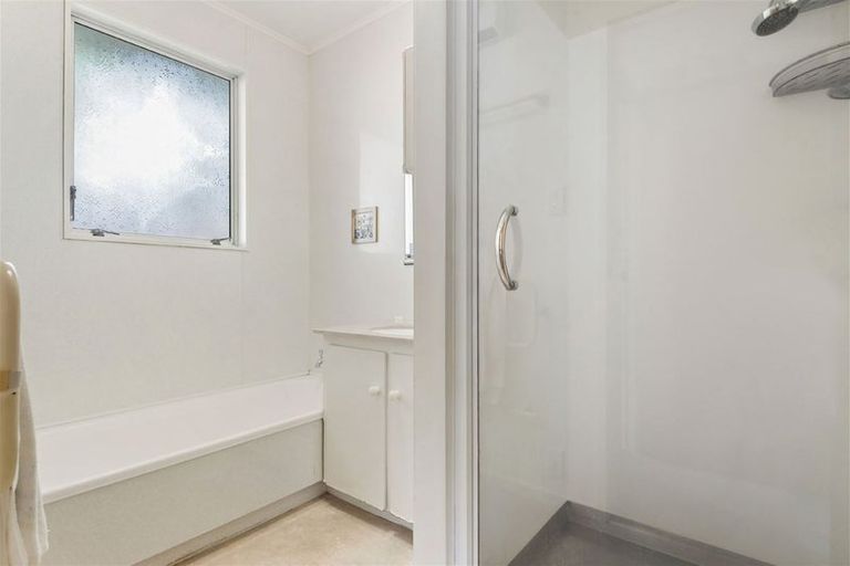 Photo of property in 27 Trias Road, Totara Vale, Auckland, 0629