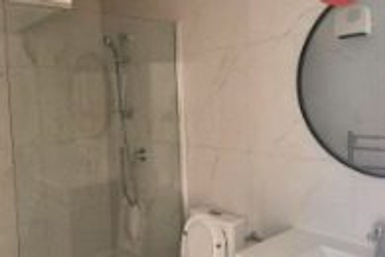 Photo of property in 24e Gladys Avenue, Glenfield, Auckland, 0629