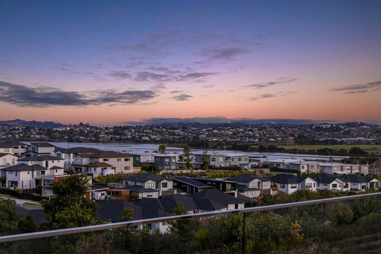 Photo of property in 11 Taraire Place, Orewa, 0931