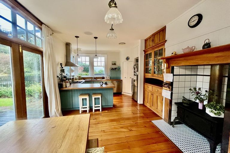 Photo of property in 58 Glen Road, Kelburn, Wellington, 6012