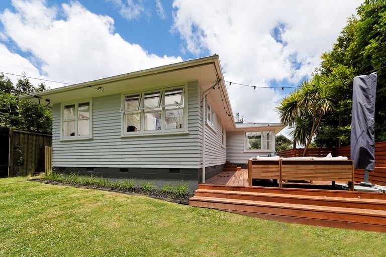 Photo of property in 30 Atkinson Road, Titirangi, Auckland, 0604