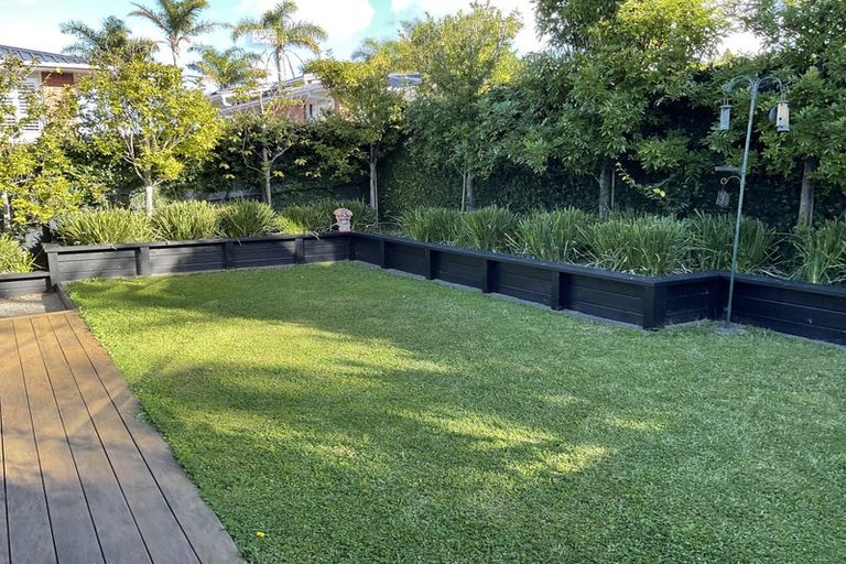 Photo of property in 15b Eastcliffe Road, Castor Bay, Auckland, 0620