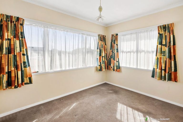 Photo of property in 15 Warrington Grove, Newlands, Wellington, 6037