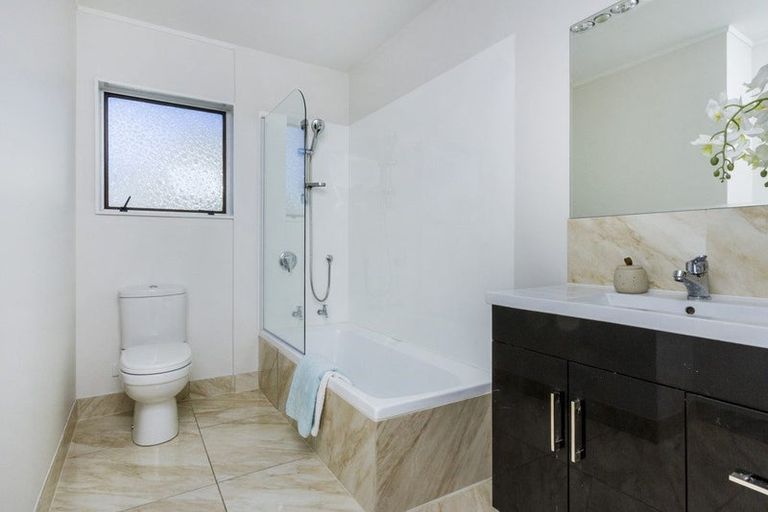 Photo of property in 1/24 Sandown Road, Rothesay Bay, Auckland, 0630