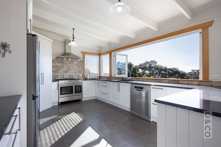 Photo of property in 10 Kaipara View Road, Helensville, 0875