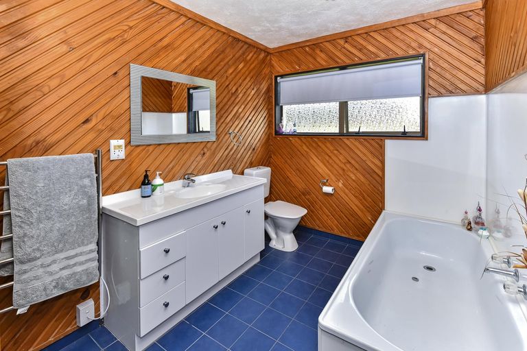 Photo of property in 17 Gleneagles Grove, Wattle Downs, Auckland, 2103