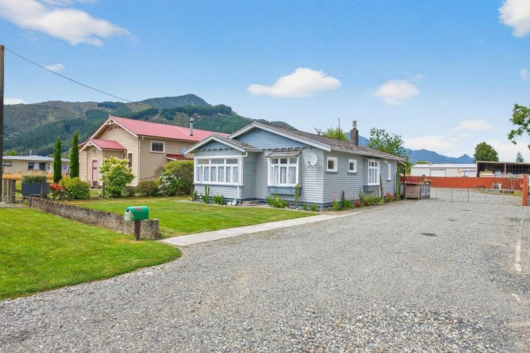 Photo of property in 12 Hampden Street, Murchison, 7007