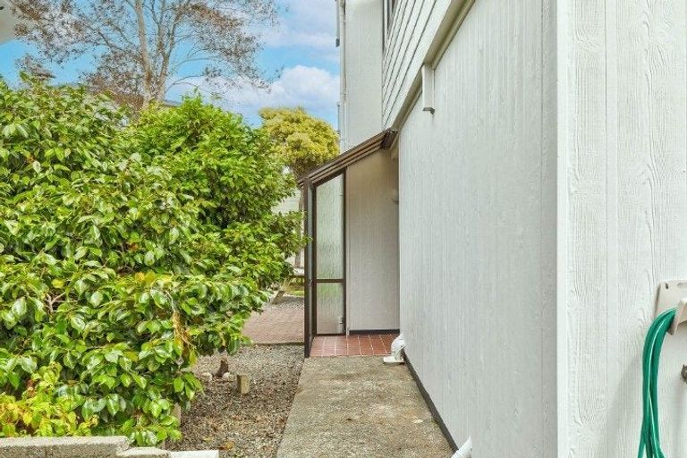 Photo of property in 2/13 Mana Esplanade, Paremata, Porirua, 5026