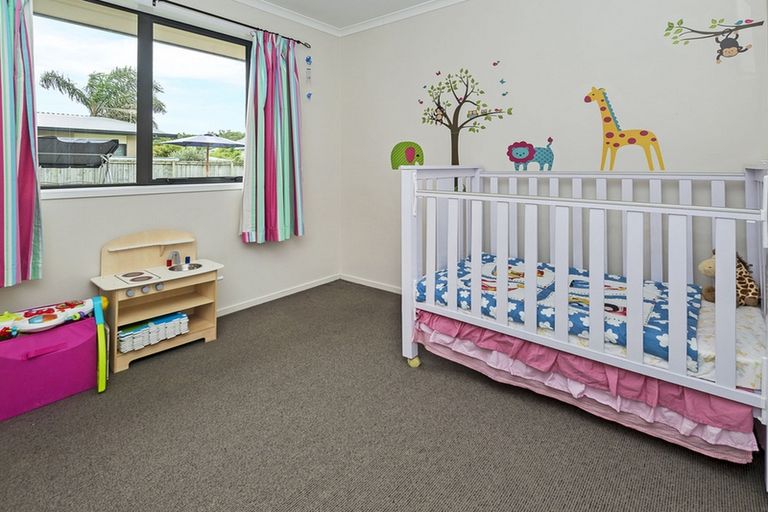 Photo of property in 5 Breaker Grove, Waiuku, 2123