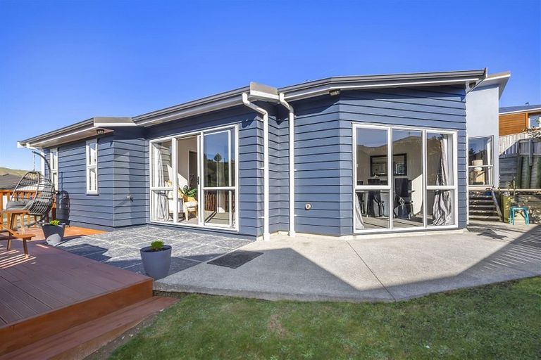 Photo of property in 3 Tararua Close, Aotea, Porirua, 5024