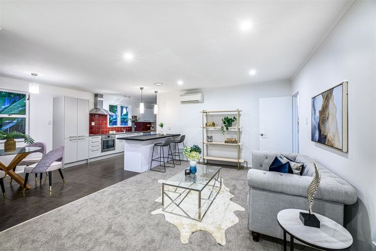 Photo of property in 8 Thuja Street, Green Bay, Auckland, 0604