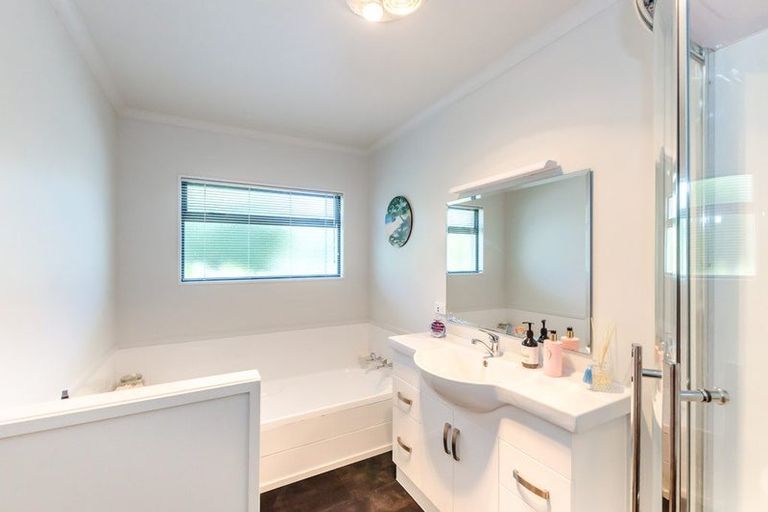 Photo of property in 6 Hemi Street, Waikanae, 5036
