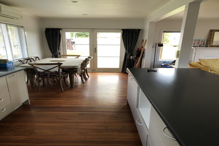 Photo of property in 17 Vandeleur Avenue, Birkdale, Auckland, 0626