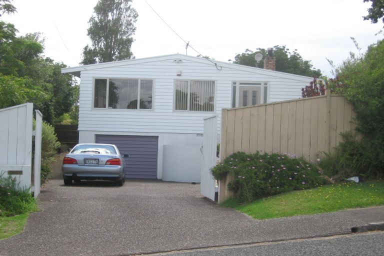 Photo of property in 4 Deuxberry Avenue, Northcote, Auckland, 0627