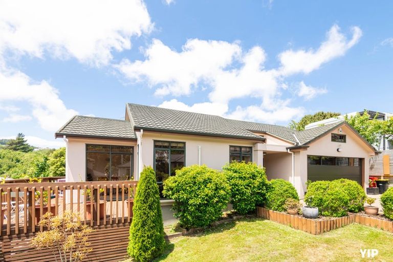 Photo of property in 16 Wantwood Grove, Churton Park, Wellington, 6037