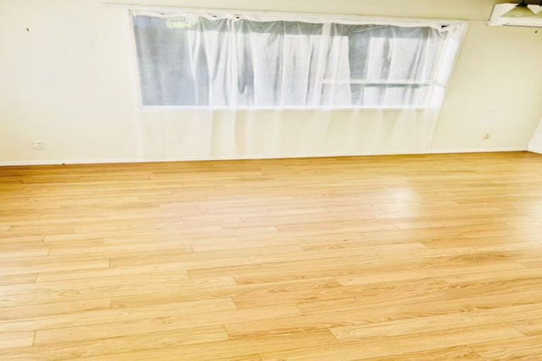 Photo of property in 2/82 Peach Road, Glenfield, Auckland, 0629