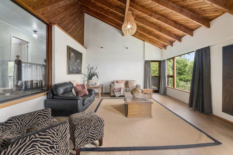 Photo of property in 11 Rika Place, Kawaha Point, Rotorua, 3010