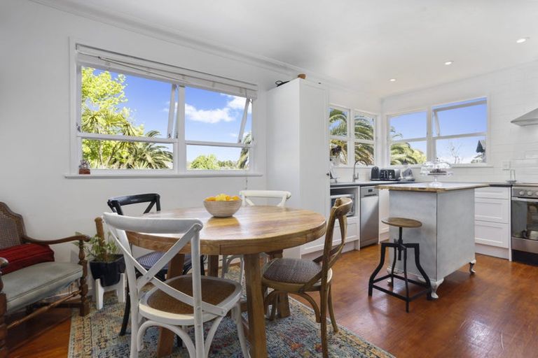 Photo of property in 30 Arosa Place, Forrest Hill, Auckland, 0620