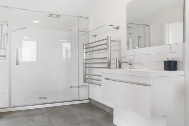 Photo of property in 4/35 Garadice Road, Rothesay Bay, Auckland, 0630