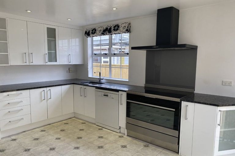 Photo of property in 12 Leighton Avenue, Waiwhetu, Lower Hutt, 5010