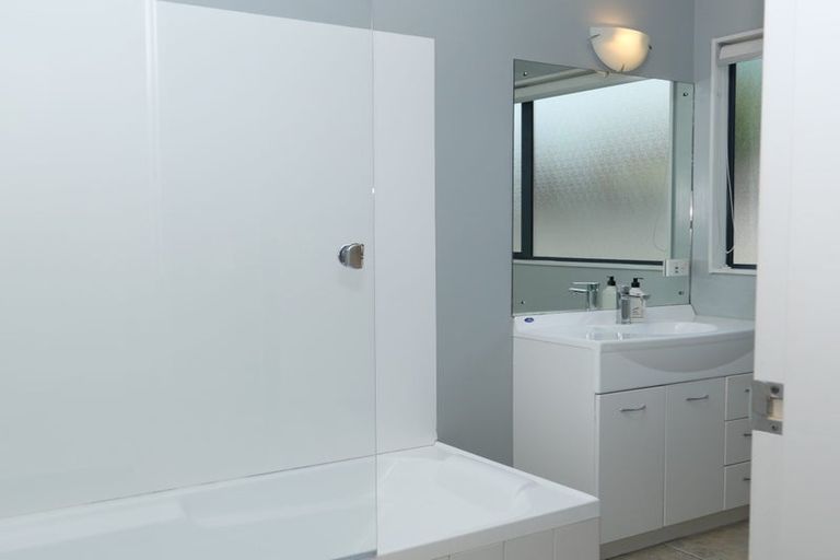 Photo of property in 64 Lorna Irene Drive, Raumati South, Paraparaumu, 5032