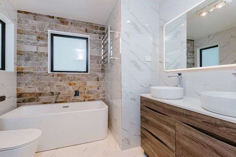 Photo of property in 1 Whata Street, Clarks Beach, 2122