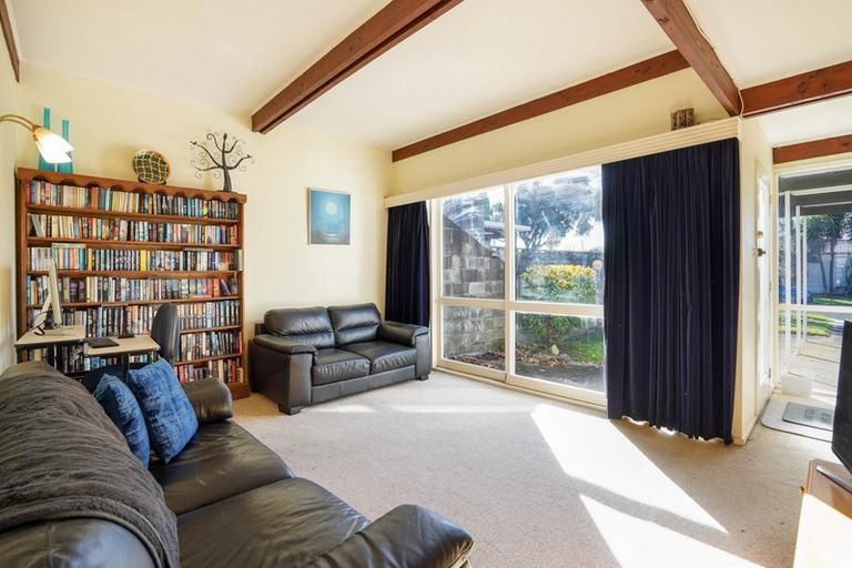 Photo of property in 2 Hollows Crescent, Takaro, Palmerston North, 4412