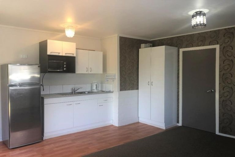 Photo of property in 37 Triangle Road, Massey, Auckland, 0614