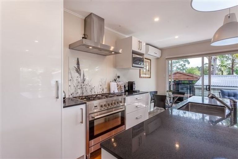 Photo of property in 15 Cajero Place, Green Bay, Auckland, 0604