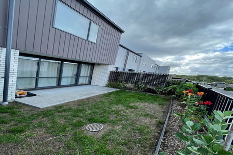 Photo of property in 16 Clay Works Lane, New Lynn, 0600