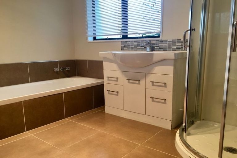 Photo of property in 2/44 Darren Crescent, Half Moon Bay, Auckland, 2012