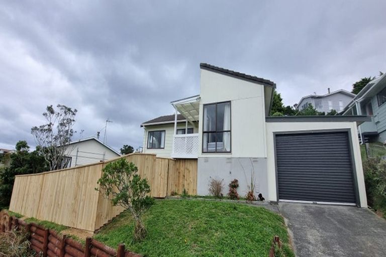 Photo of property in 11 Fernhaven Grove, Newlands, Wellington, 6037