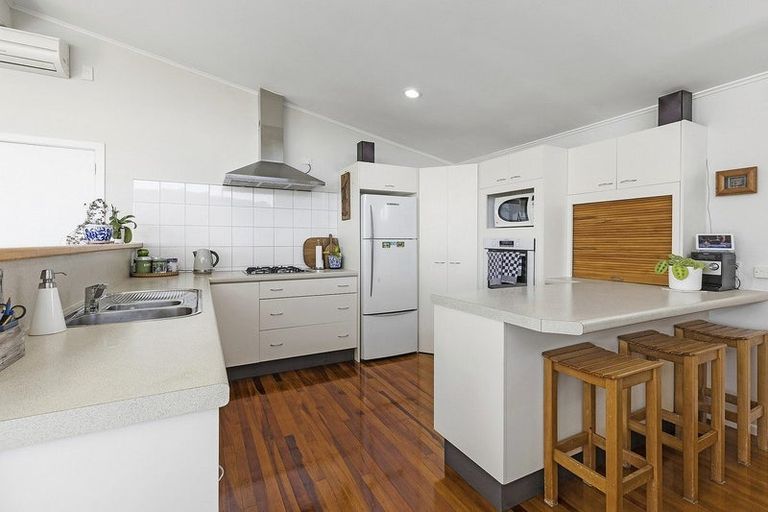 Photo of property in 3 Tirowhanga Road, Paremata, Porirua, 5024