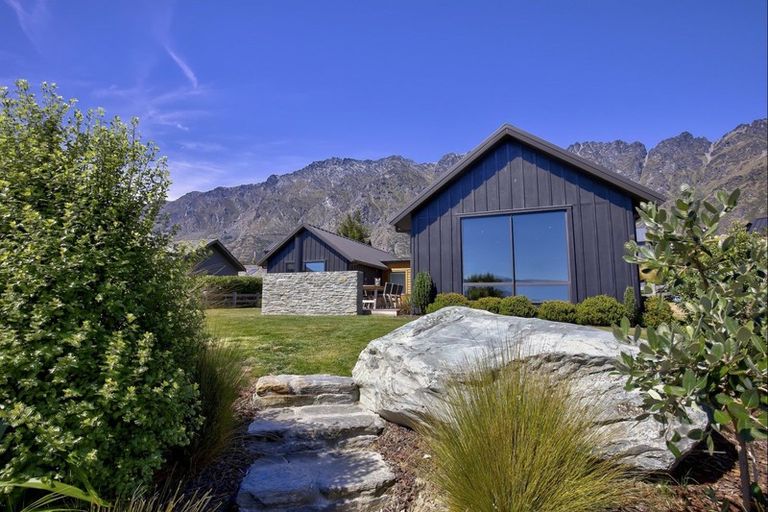 Photo of property in 12 Kinross Lane, Jacks Point, Queenstown, 9371