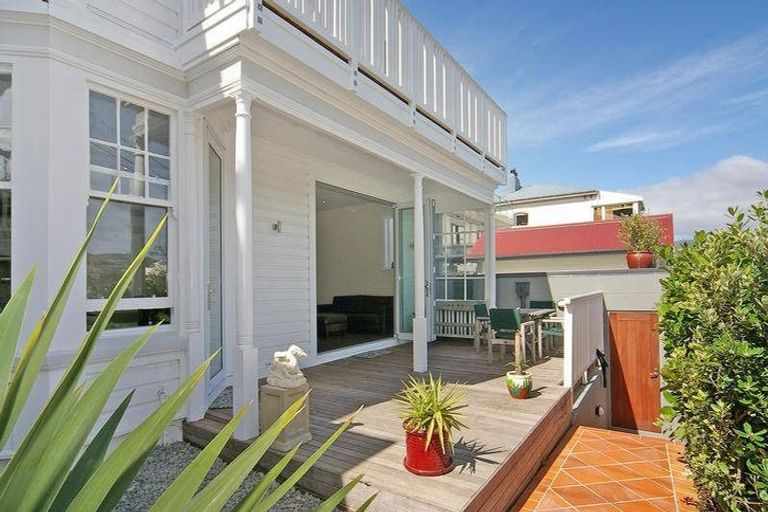 Photo of property in 54 Hawker Street, Mount Victoria, Wellington, 6011