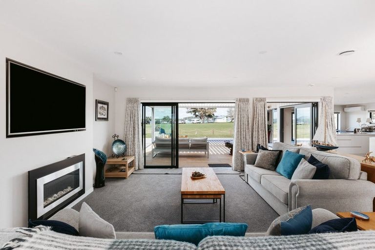 Photo of property in 26 Harbour View Road, Omokoroa, 3114