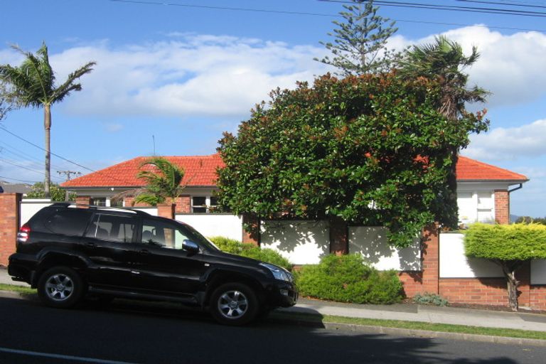 Photo of property in 1/11 Forrest Hill Road, Milford, Auckland, 0620