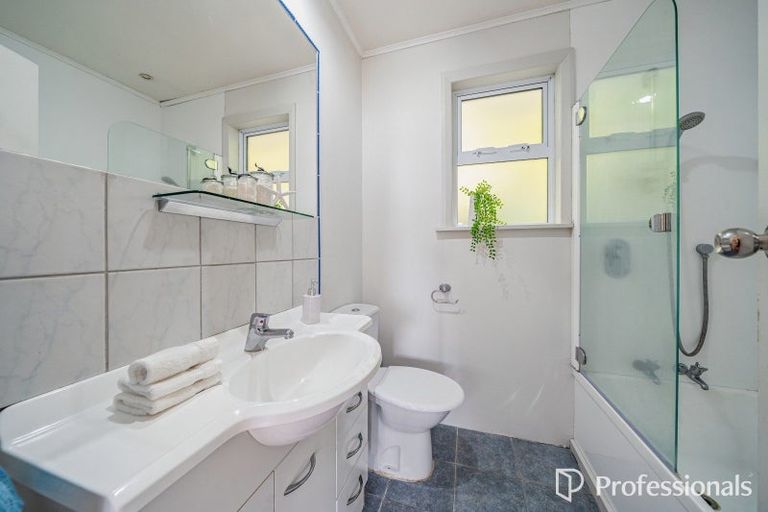 Photo of property in 77 Maungaraki Road, Korokoro, Lower Hutt, 5012