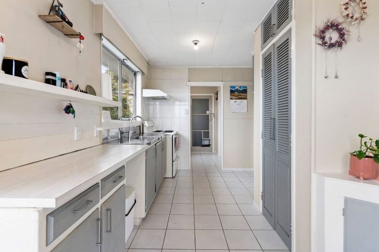 Photo of property in 1/14 Waari Avenue, Sunnyvale, Auckland, 0612