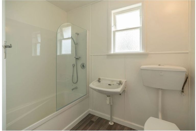 Photo of property in 71 Queenwood Road, Levin, 5510