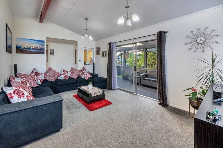 Photo of property in 33 Huruhuru Road, Massey, Auckland, 0614